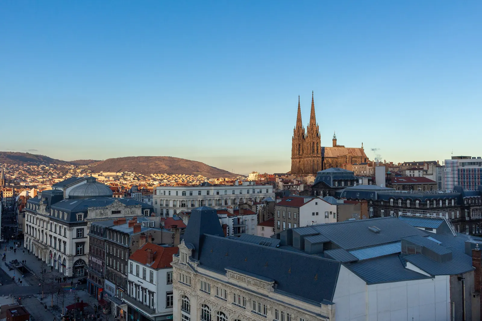 Vue de Clermont-Ferrand et de la chaîne des Puys