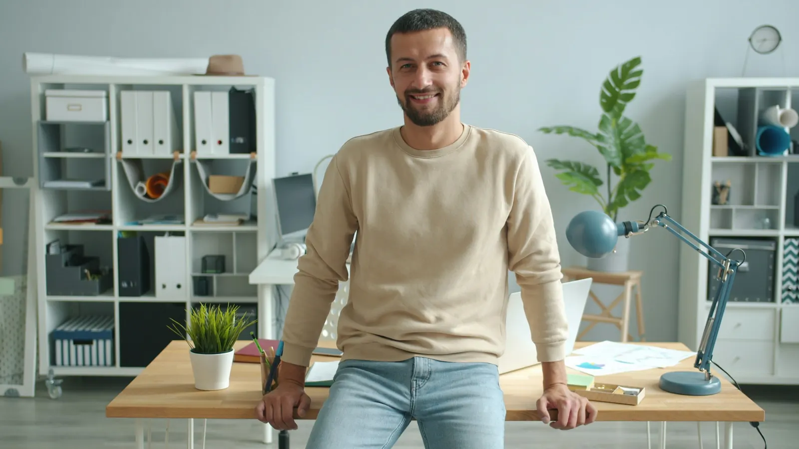 Entrepreneur travaillant sur son projet de création d’entreprise