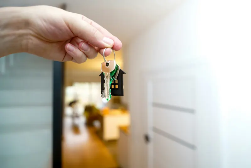 Immeuble d’habitation et clés d’un bien locatif