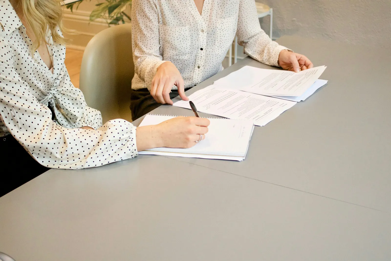Deux personnes signant des documents