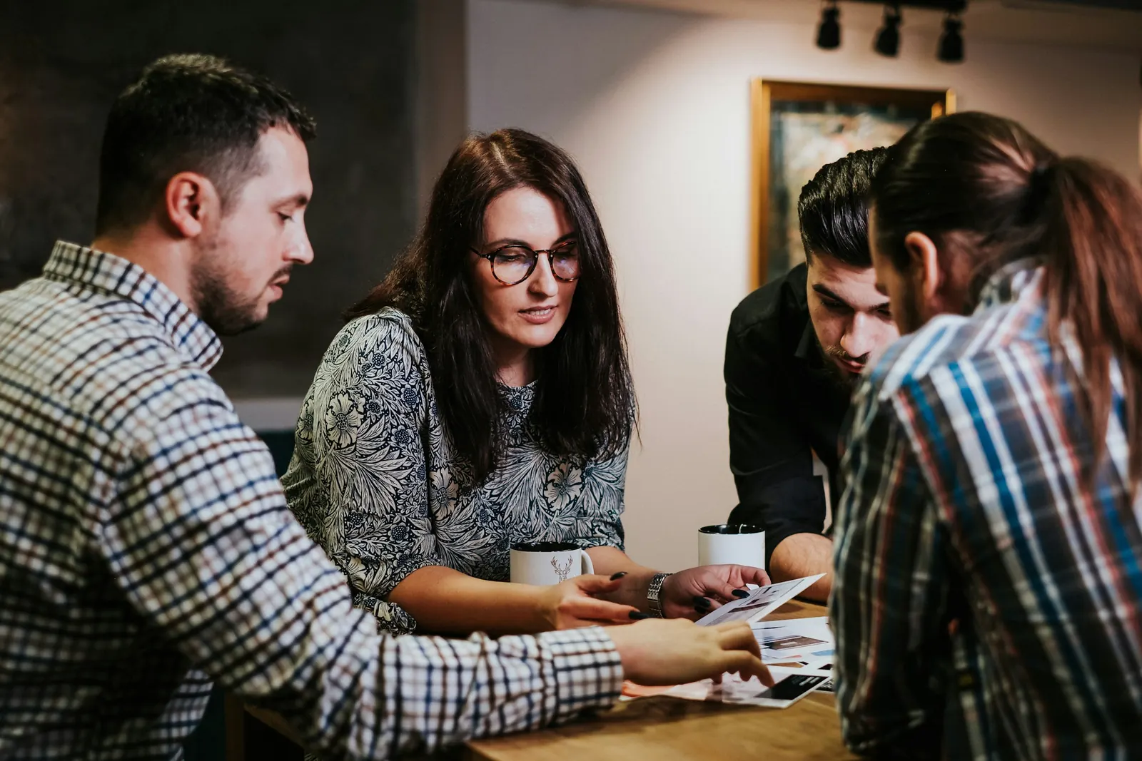 Réunion de travail entre un expert-comptable et une équipe dirigeante autour d’une table
