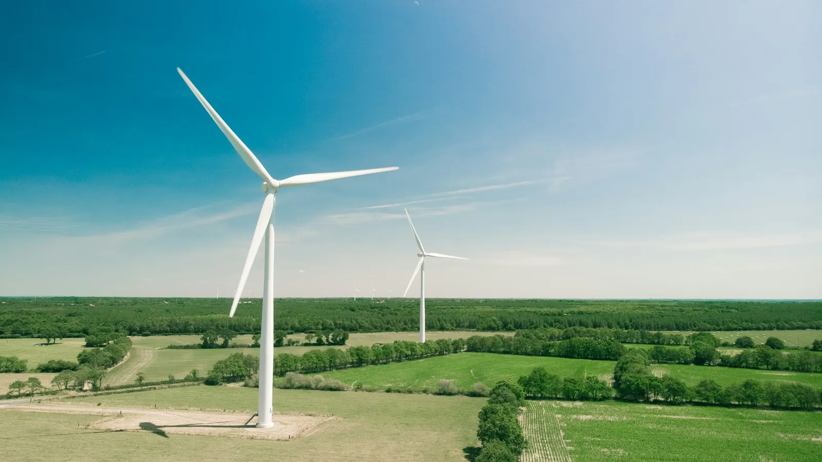 Éoliennes dans un paysage de campagne verdoyante