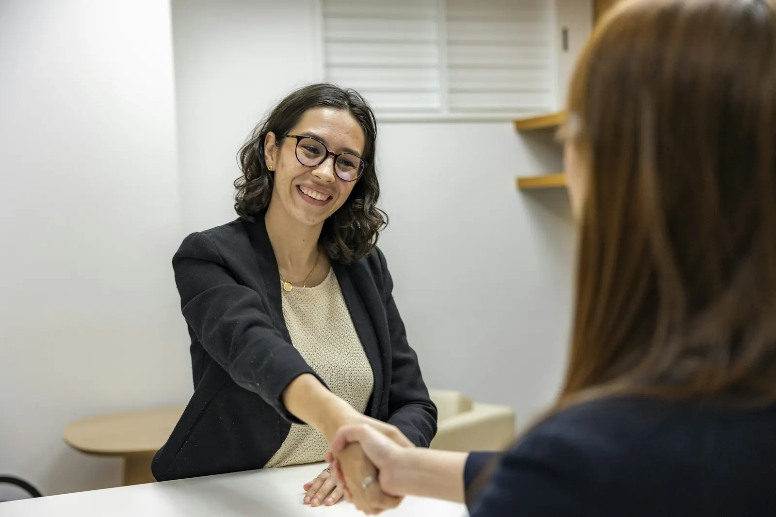 Deux femmes se serrant la main lors d’un accueil en entreprise